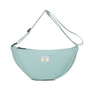 Sac bandoulière réalisé en toile et fermeture à glissière