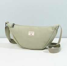 Sac bandoulière réalisé en toile et fermeture à glissière