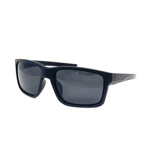 Lunettes de soleil adulte en rectangulaire et un effet miroir