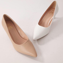 Escarpin à bout pointu fermé sur un talon bobine taille 41-44