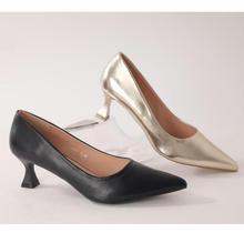 Escarpin à bout pointu fermé sur un talon bobine taille 41-44