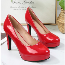 Escarpin verni sur semelle en plateforme et talon aiguille taille 41-44