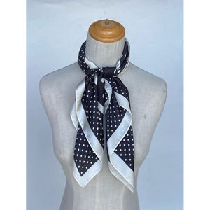 Foulard Satin à Pois – Élégant & Polyvalent
