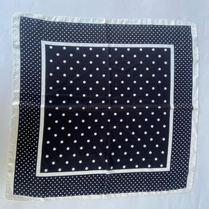Foulard Satin à Pois – Élégant & Polyvalent