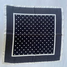 Foulard Satin à Pois – Élégant & Polyvalent