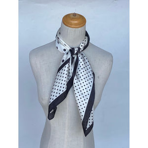 Foulard Satin à Pois – Élégant & Polyvalent