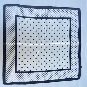 Foulard Satin à Pois – Élégant & Polyvalent