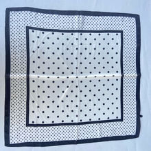 Foulard Satin à Pois – Élégant & Polyvalent