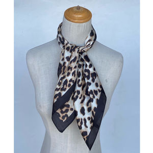 Foulard Carré Léopard Chic