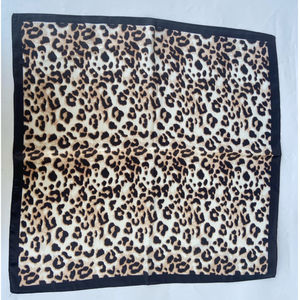 Foulard Carré Léopard Chic