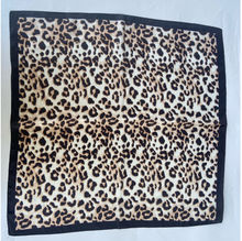 Foulard Carré Léopard Chic