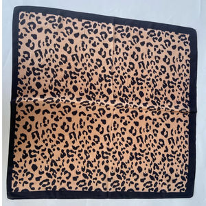 Foulard Carré Léopard Chic