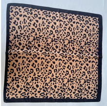 Foulard Carré Léopard Chic