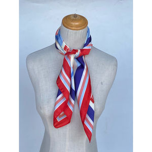 Foulard Carré à Motifs Géométriques