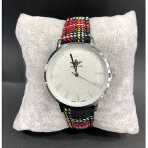 Montre ronde argentée avec bracelet au motif écossais