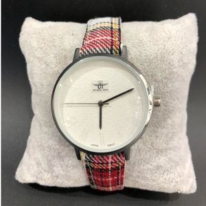 Montre ronde argentée avec bracelet au motif écossais