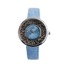 Montre femme avec boîtier rond serti de petits cristaux brillants