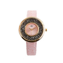 Montre femme avec boîtier rond serti de petits cristaux brillants