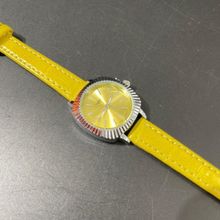 Montre homme avec boîtier argenté doté d'une lunette cannelée