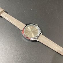 Montre homme avec boîtier argenté doté d'une lunette cannelée