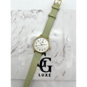 Montre ronde dorée avec cadran blanc 37 mm en chiffres arabes