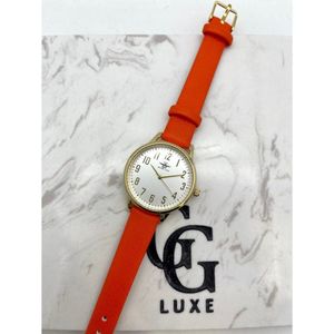 Montre ronde dorée avec cadran blanc 37 mm en chiffres arabes