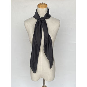 Foulard satiné uni – Douceur et éclat en couleur