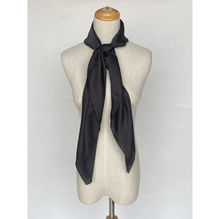 Foulard satiné uni – Douceur et éclat en couleur