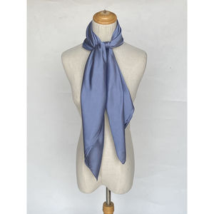 Foulard satiné uni – Douceur et éclat en couleur