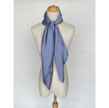 Foulard satiné uni – Douceur et éclat en couleur