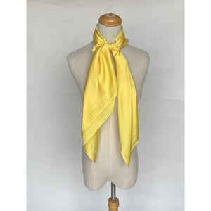 Foulard satiné uni – Douceur et éclat en couleur