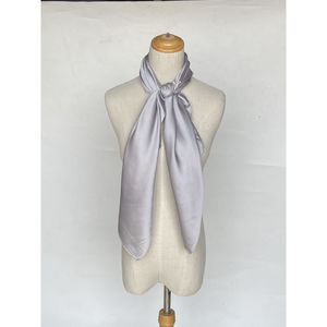 Foulard satiné uni – Douceur et éclat en couleur