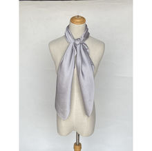 Foulard satiné uni – Douceur et éclat en couleur