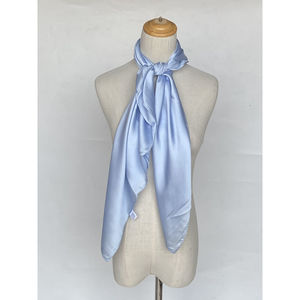 Foulard satiné uni – Douceur et éclat en couleur