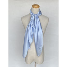 Foulard satiné uni – Douceur et éclat en couleur