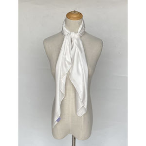 Foulard satiné uni – Douceur et éclat en couleur