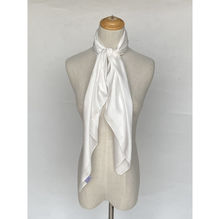 Foulard satiné uni – Douceur et éclat en couleur