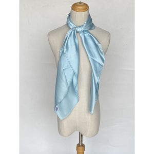 Foulard satiné uni – Douceur et éclat en couleur