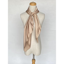 Foulard satiné uni – Douceur et éclat en couleur