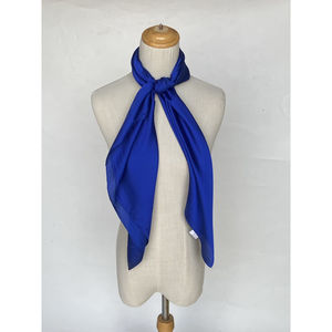 Foulard satiné uni – Douceur et éclat en couleur