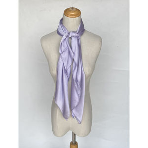 Foulard satiné uni – Douceur et éclat en couleur