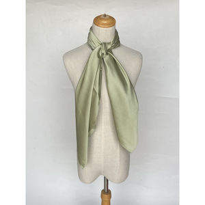 Foulard satiné uni – Douceur et éclat en couleur