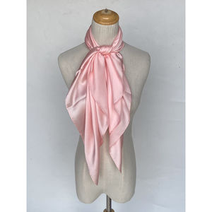 Foulard satiné uni – Douceur et éclat en couleur
