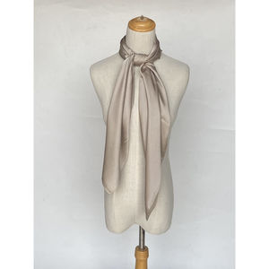 Foulard satiné uni – Douceur et éclat en couleur