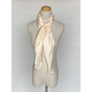 Foulard satiné uni – Douceur et éclat en couleur