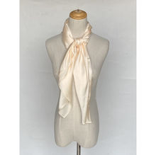 Foulard satiné uni – Douceur et éclat en couleur