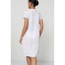 Robe 100 % Lin à Fines Rayures – Élégance Naturelle au Quotidien