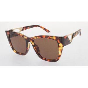 Lunettes de soleil femme cat-eye avec découpe triangulaire dorée