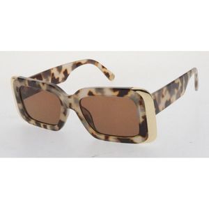 Lunettes de soleil femme de forme rectangulaire à bords métallique dorée