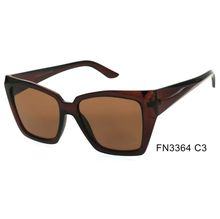 Lunettes de soleil femme de forme trapézoïdale avec des angles adoucis